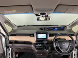 【前方視界】開放的な前方視界!運転がしやすく疲れにくいです♪窓が大きく、見通しがとっても良いおクルマですよ♪