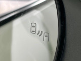 【ブラインドスポットモニター】走行中、ドアミラーの死角になりやすい箇所に後続車が接近するとサイドミラーのレンズに警告を表示!ドライバーに注意喚起をしてくれます。