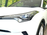 【LEDヘッドライト】悪天候や夜間走行時も良好な視界を確保し安心して運転できる高輝度LEDヘッドライトを装備!点灯速度が早く、消費電力も抑えられています。