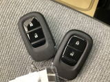 スマートキー装備。 キーをポケットに入れたままでもドアのロック&アンロックができ、雨の日や、荷物の多い時に大活躍です。