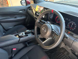 『NISMO専用革巻きステアリング』レッドステッチ、NISMO専用のレッドセンターマークを配したスポーティ仕様
