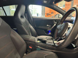 メルセデス・ベンツの定める厳しい基準をクリアしたお車のみをご案内させて頂きます。納車前整備はメーカー規定に基づき100項目以上にも及ぶ点検を熟練のメカニックによって行いご納車させて頂きます。