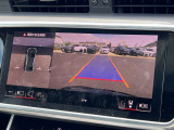 ●サラウンドビューカメラ『車両の4つのカメラから得た映像を合成し、上空から眺めているような映像をモニターに映し出します。車両周辺の歩行者や障害物などの発見に役立ちます。』