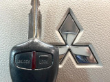 【キーレス】少し離れた場所からでもボタン一つでドアの開錠・施錠ができるのでとっても便利!ドアの鍵穴周りに傷をつけることもありません