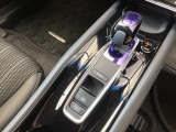 シンプルでとても使いやすいフロアシフトに、パーキングブレーキは、電子制御パーキングブレーキです。