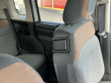 運転席から助手席の背もたれ倒せます