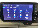 HondaCONNECT対応の便利なナビディスプレー。お持ちのスマートフォンと連携して、ナビやBluetoothでの音楽再生が可能です。デザインはもちろん、操作性も良好です。
