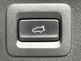【パワーバックドア】スマートキーや運転席のボタンを押すだけでリアゲートが自動で開閉します!荷物を持っている時や、高い位置にあるバックドアを閉める際に便利な機能です♪