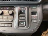 ワンアクションでスムーズな運転を支援する、エレクトリックギアセレクターに、パーキングブレーキは、電子制御パーキングブレーキです。
