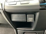 【左右独立オートエアコン】左右席で独立温度コントロールが可能です。運転席はキンキンに冷やして助手席はマイルドにと言った設定が可能です☆暑さ寒さでケンカすることもなくなりますね♪
