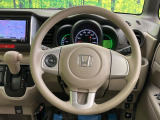インテリアに合わせたデザインのステアリングは、運転される方のことも考え、運転しやすい形状、大きさです。是非一度、実際に触ってお確かめください。