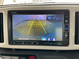 【バックカメラ】運転が苦手な方も車庫入れラクラクです!ギアをリバースに入れれば自動的に切り換わりますので、面倒な操作は不要です♪狭い駐車場もお車を傷つけず安心ですね!