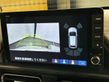リバースギアに入れるだけで後方の表示へ切り替わります。夜間や雨の日の駐車も楽になりますよ。