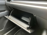 車検証なども収納できる大型のグローブボックスは、使い勝手もよく役立ちます!