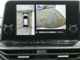 全周囲カメラで、クルマを上空から見下ろしているかのような映像を映し出します。周囲の状況がひと目でわかります!