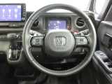 ハンドルの両側に操作ボタンが付いております。運転しながら操作ができるのでとっても便利!