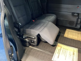 【オットマン】足を乗せるための足置き台がついております。後席でも足を伸ばしてリラックスした姿勢で過ごすことができます。長距離ドライブや車中泊に便利です。
