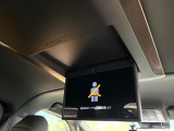【13.2型フリップダウン】大画面モニターで後席でもエンタメをお楽しみいただけます。家族や友人とお出かけする機会が多い方に大人気です♪