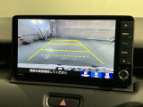 リバースギアに入れるだけで後方の表示へ切り替わります。夜間や雨の日の駐車も楽になりますよ。