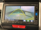 リバースギアに入れるだけで後方の表示へ切り替わります。夜間や雨の日の駐車も楽になりますよ。