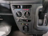 シンプルで使いやすいマニュアルエアコン。適切に操作することで快適な車内環境を保つことができます。