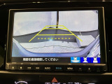 リバースギアに入れるだけで後方の表示へ切り替わります。夜間や雨の日の駐車も楽になりますよ。