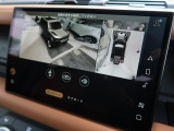 【3Dサラウンドカメラ】は狭い場所でも安心して駐車できるようにサポート。タッチスクリーンの表示と音で障害物との距離を確認できます。車幅感覚に慣れていない方や駐車の苦手な方には必見の装備といえます♪