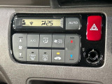 【オートエアコン】一度お好みの温度に設定すれば、車内の温度を検知し風量や温度を自動で調整。暑い&hellip;寒い&hellip;と何度もスイッチ操作をする必要はありません。快適な車内空間には必須の機能ですね♪