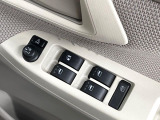 【電動格納ミラー】サイドミラーは電動格納式となっており、狭い駐車場でもキズがつくリスクを抑えられます。