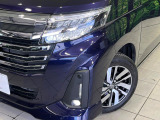 【LEDヘッドライト】悪天候や夜間走行時も良好な視界を確保し安心して運転できる高輝度LEDヘッドライトを装備!点灯速度が早く、消費電力も抑えられています。