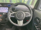 インテリアに合わせたデザインのステアリングは、運転される方のことも考え、運転しやすい形状、大きさです。是非一度、実際に触ってお確かめください。