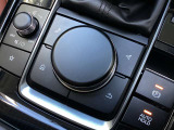 「MAZDAコネクト」コマンダー部 手元を見ることなく操作出来るように左手を自然に降ろした位置に設置。シンプルで使いやすく、機能を覚えやすいボタン配置になっています。
