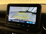 リバースギアに入れるだけで後方の表示へ切り替わります。夜間や雨の日の駐車も楽になりますよ。