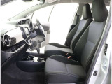 高いホールド性で運転姿勢が安定します。長距離ドライブでも疲れにくいのが魅力です。快適なドライビングライフをお送りください♪