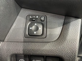 狭い駐車場で便利な電動格納ドアミラーが付いています。