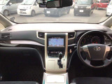 運転廻りの画像です!操作スイッチ類もキレイな状態です。専門スタッフが内外装を清掃・きめ細かい箇所までクリーニングしています。