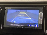リバースギアに入れるだけで後方の表示へ切り替わります。夜間や雨の日の駐車も楽になりますよ。