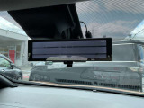 車体の後部にカメラがついていて、その映像がルームミラー内のモニターに表示します。人や荷物などで視界が遮られた時なども確認がしやすいです。