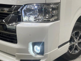 【LEDヘッドライト】悪天候や夜間走行時も良好な視界を確保し安心して運転できる高輝度LEDヘッドライトを装備!点灯速度が早く、消費電力も抑えられています。