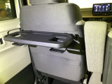 前席背面には格納式のテーブルも装備。食事やスマホ・タブレットでの動画視聴など様々な用途で活躍します。サイドにはちょっとした荷物がかけれて便利なコンビニフック付きです。