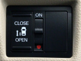 【パワースライドドア】助手席側がパワースライドドアになっており、運転席のスイッチやスマートキーでも開閉が可能です!開口部も広いので乗り降りも楽々♪