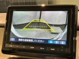 リバースギアに入れるだけで後方の表示へ切り替わります。夜間や雨の日の駐車も楽になりますよ。