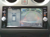 空から見下ろすような視点で、スムーズな駐車と安全確認をサポートする「アラウンドビューモニター」付です。