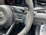【プロパイロット】高速道路走行時にアクセル・ブレーキ・ステアリングを車両が制御する事で、渋滞時のイライラやロングドライブのストレス軽減に繋がります。運転支援システムとしてご利用頂けます。