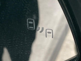 【ブラインドスポットモニター】走行中、ドアミラーの死角になりやすい箇所に後続車が接近するとサイドミラーのレンズに警告を表示!ドライバーに注意喚起をしてくれます。