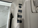 狭い駐車場で便利な電動格納ドアミラーが付いています。