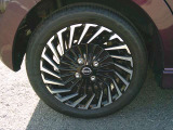 足元を引き締める、純正アルミホイール付きです。タイヤサイズは、165/55R15です。