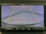 【バックカメラ】運転が苦手な方も車庫入れラクラクです!ギアをリバースに入れれば自動的に切り換わりますので、面倒な操作は不要です♪狭い駐車場もお車を傷つけず安心ですね!