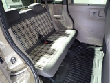 リアシートは足元も広々していて足を組めるほど余裕があります!又背もたれを左右別々に倒せるので長い物でも積めます。