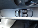 前席の窓の開閉は電動になりますので、便利ですよね。